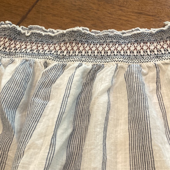 Abercrombie & Fitch Off the Shoulder Top - Picture 2 of 5